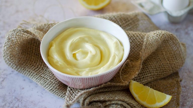 Secretul pentru o maioneză perfectă acasă. Cu ce o repari când „s-a tăiat“