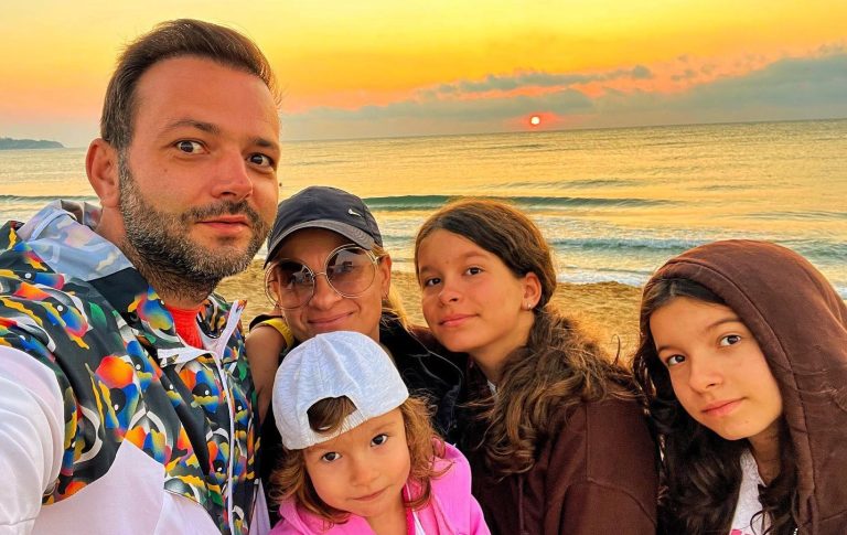 Mihai Morar, răsfățat de fiicele sale ca un rege: “Sunt trântor dacă pot să zic așa”. Ce spune prezentatorul TV despre un al patrulea copil: „Ziceam nu, și uite că a venit Roua” VIDEO EXCLUSIV