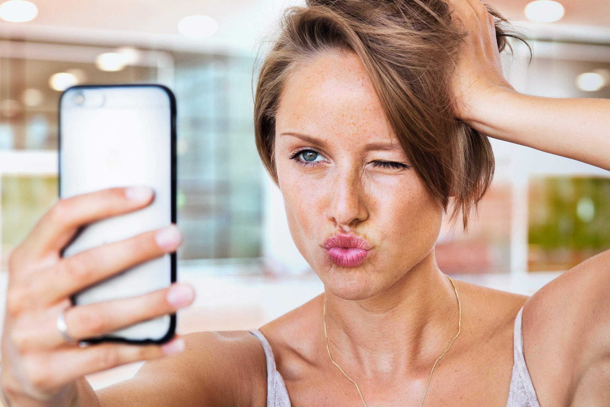 Trucuri pentru a fi mai atrăgătoare în pozele de pe Facebook.