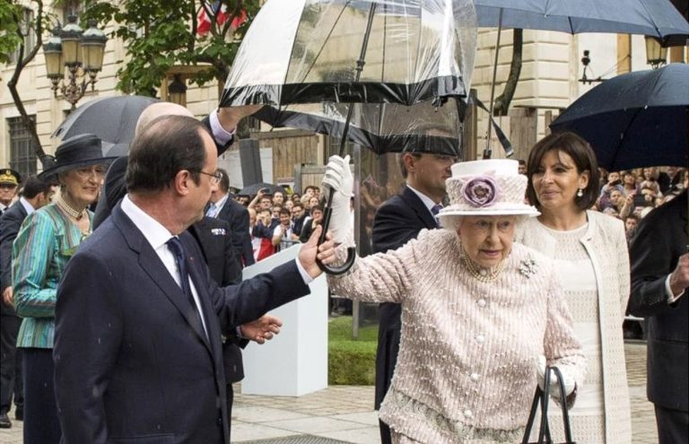 De ce Regina insista întotdeauna să își țină singură umbrela. Motivul incredibil