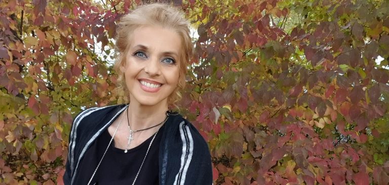 Bianca Brad a ajuns manechin din întâmplare. „Pe vremea lui Ceaușescu nu puteai să te angajezi fiind elev, nu aveai cum” VIDEO EXCLUSIV