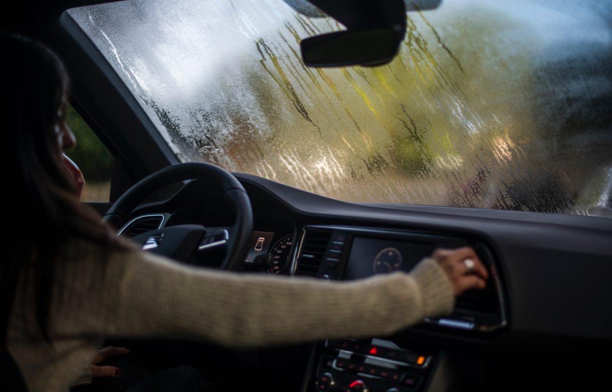 Trucul banal pentru ca geamurile mașinii să nu se mai aburească niciodată