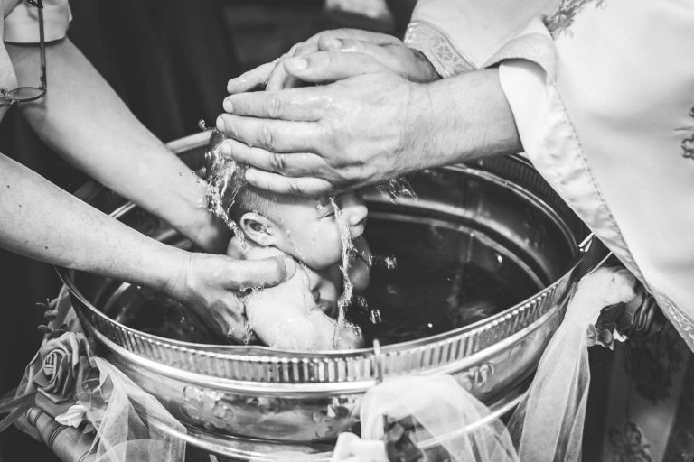 Răsturnare de situație. Se reia ancheta în cazul bebelușului care s-a stins după botez, în Suceava