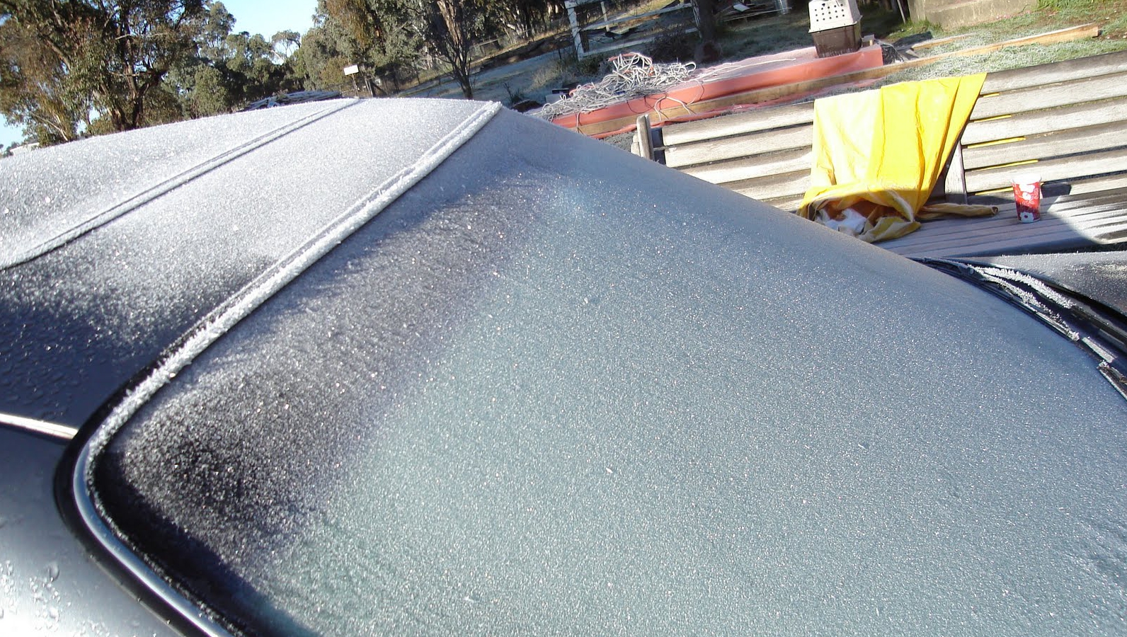 Cum să dezgheți corect parbrizul mașinii iarna