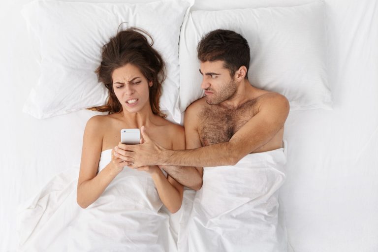 I-am găsit în telefon mesaje compromițătoare. Nu știu dacă să-l confrunt sau să trec cu vederea