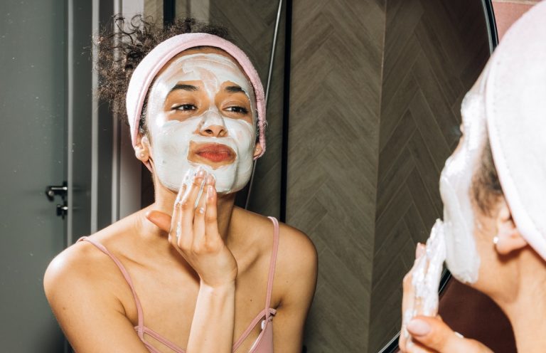 Mască pentru cearcăne și riduri de expresie. Ce ingredient banal din bucătărie să folosești pentru combaterea „ochilor obosiți”