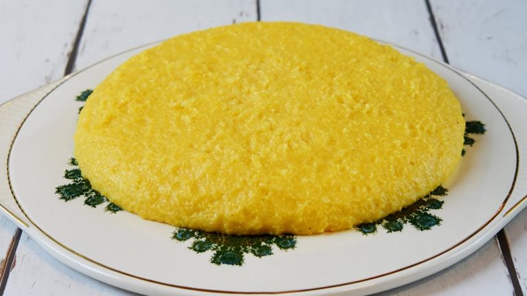 Ce să pui neapărat în mămăligă când începe să fiarbă. Ingredientul banal care o face mai cremoasă și mai gustoasă