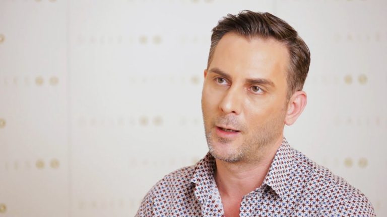 Ce este fast fashion, cum se încurajează de fapt. Criticul de modă Ovidiu Buta atrage atenția asupra acestui fenomen VIDEO EXCLUSIV