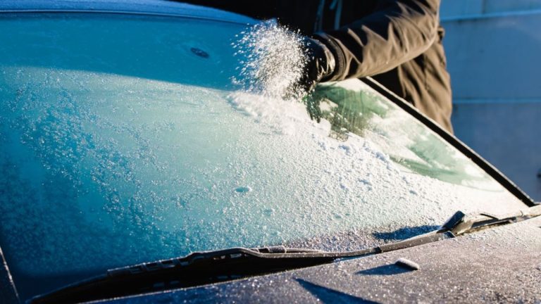 Butonul din mașină care te ajută să dezgheți rapid parbrizul. Puțini șoferi știu de el