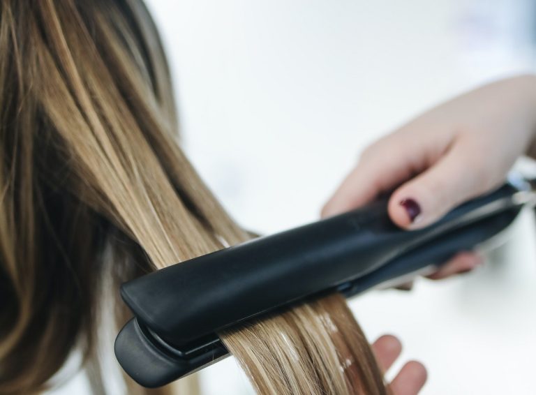 Cum se curăță corect placa de îndreptat părul. Metoda simplă de mare ajutor