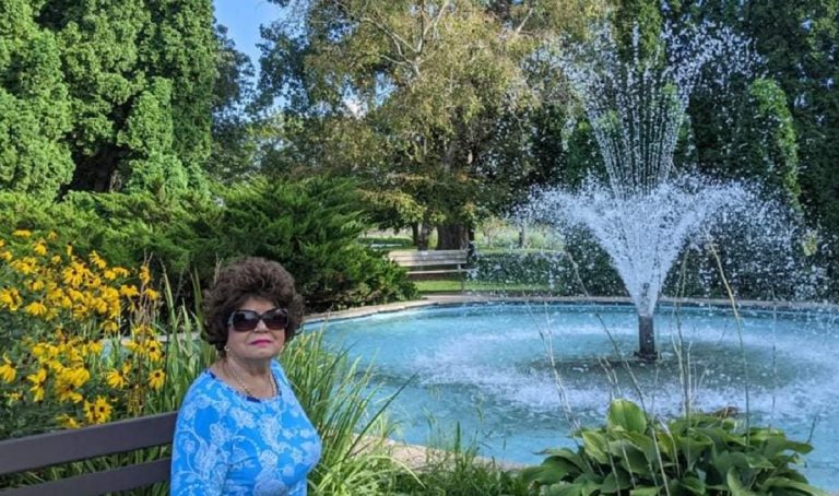 Cântăreața din România prinsă într-un triunghi amoros la 76 de ani. Trăiește o poveste de dragoste cu năbădăi