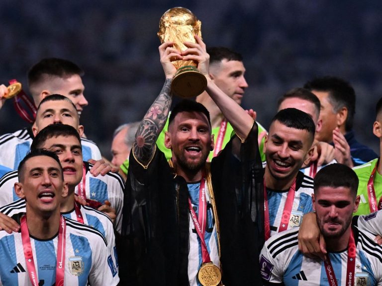 Ce semnificație are mantia cu care Messi a fost îmbrăcat de emirul Qatarului. Obiectul vestimentar a stârnit controverse