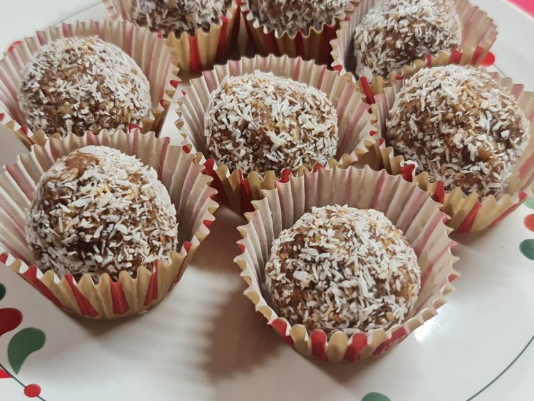 Bomboane cu nucă de cocos și fulgi de ovăz. Desertul delicios cu care îți vei cuceri invitații