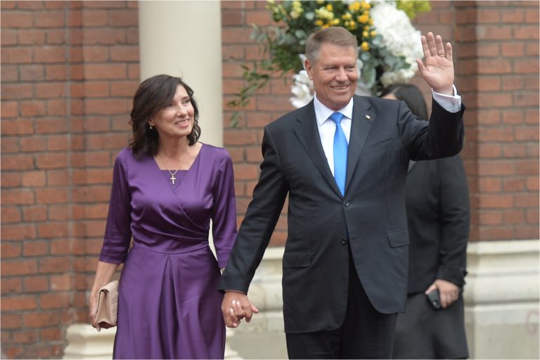 Carmen Iohannis, o nouă apariție spectaculoasă la brațul lui Klaus Iohannis. Ținuta primei doamne a atras toate privirile