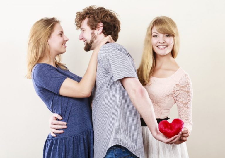 De ce iubitul meu păstrează lucruri de la fosta? 5 indicii care arată că încă poate fi îndrăgostit de ea