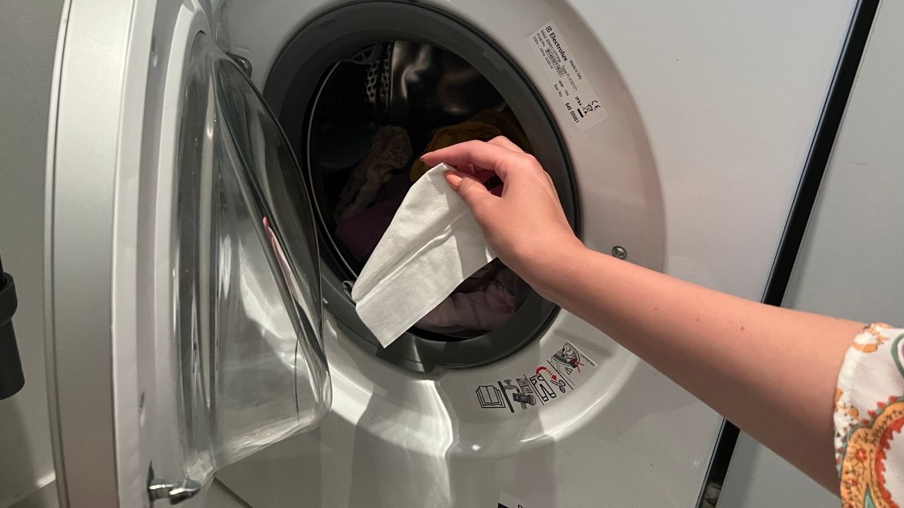 De ce sa pui un servetel umed in masina de spalat