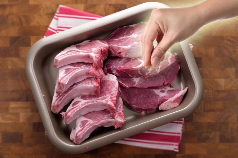 Ingredientul care frăgezește carnea de porc. Ce trebuie să presari pe ea, înainte de a o pune la cuptor. Trucul genial