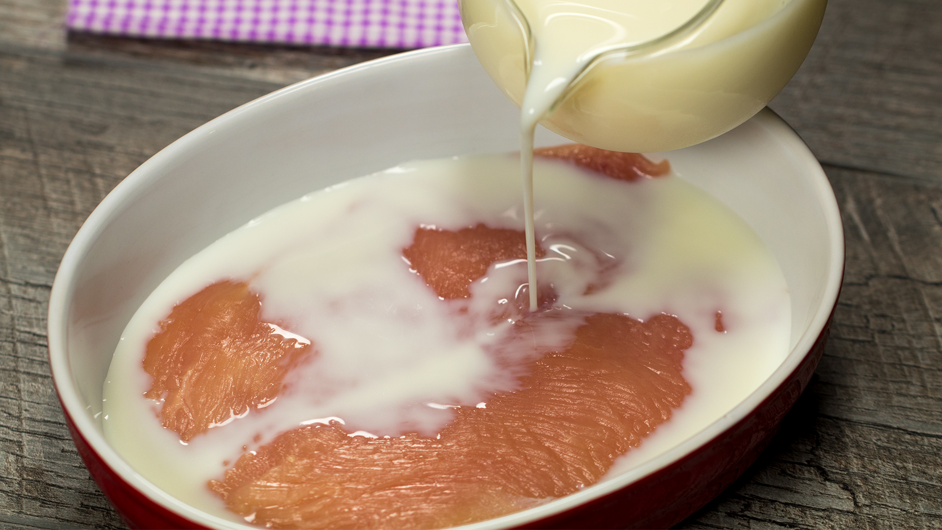 De ce să pui carnea de pui în lapte câteva minute înainte de preparare