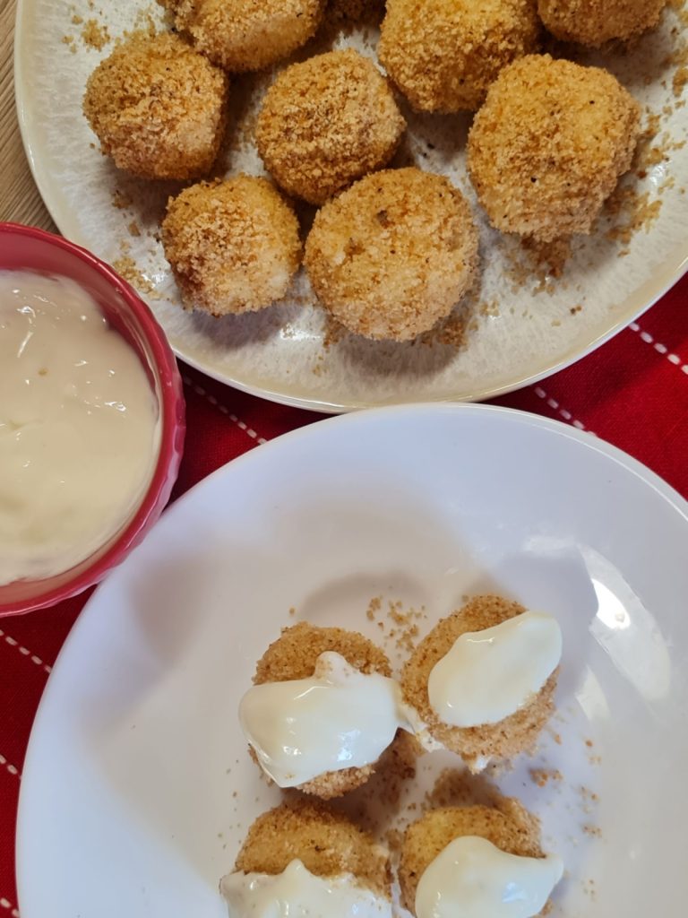 Papanași fierți cu brânză dulce de vaci și pesmet dulce. Fără făină și fără drojdie, rețeta simplă și delicioasă