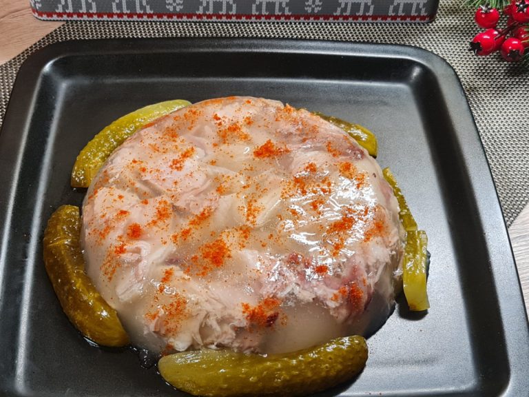 Răcitură sau piftie limpede de porc. Cât timp se lasă de fapt carnea la fiert. Sfaturi de preparare fără gelatină