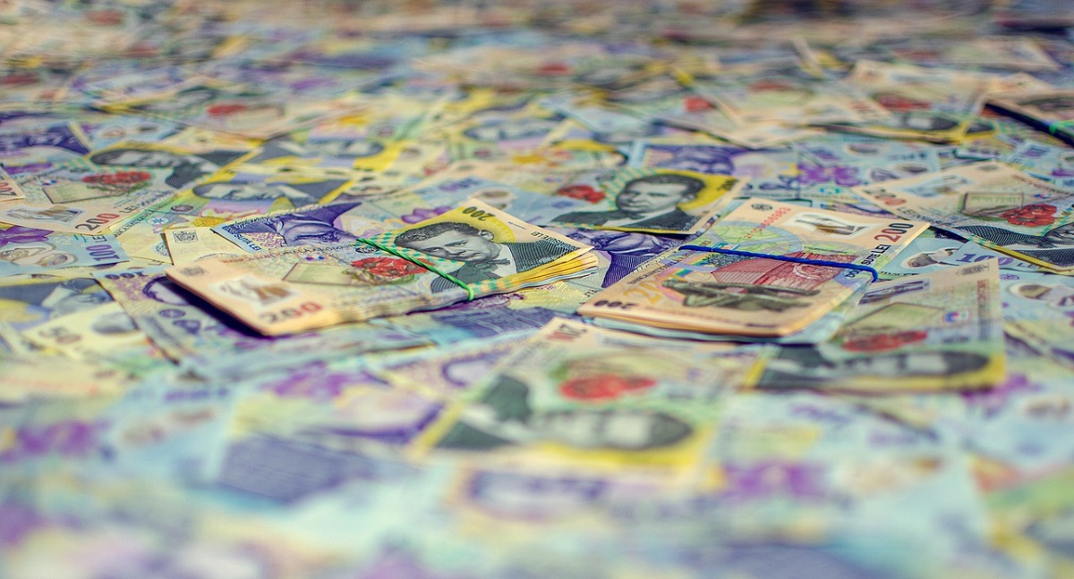 Bancnotele pe care ar trebui să le pui sub fața de masă de Revelion