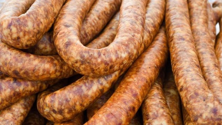 Cum se prepară cârnații de casă. Ce carne se folosește, de fapt. Rețeta tradițională