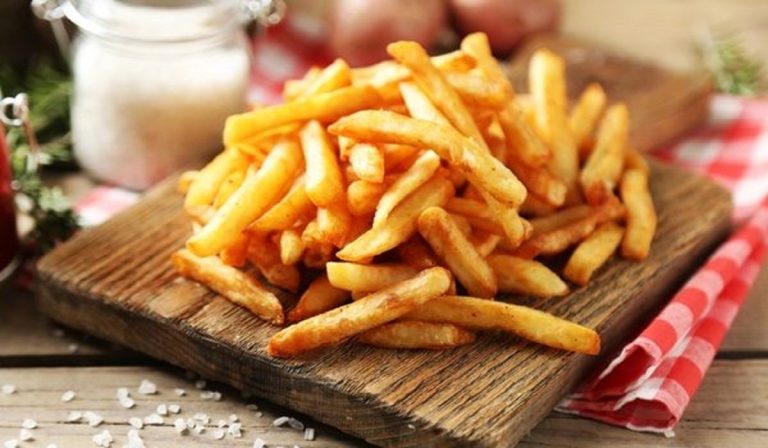 Trucul secret pentru cei mai buni cartofi prăjiți. Ce trebuie să faci, înainte de a-i pune în tigaie. Ies mai buni ca la fast-food