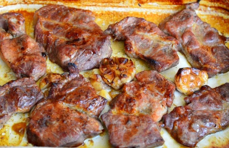 Secretul pentru cea mai suculentă friptură. Ce să adaugi lângă carne, înainte de a o băga la cuptor. Trucul de aur