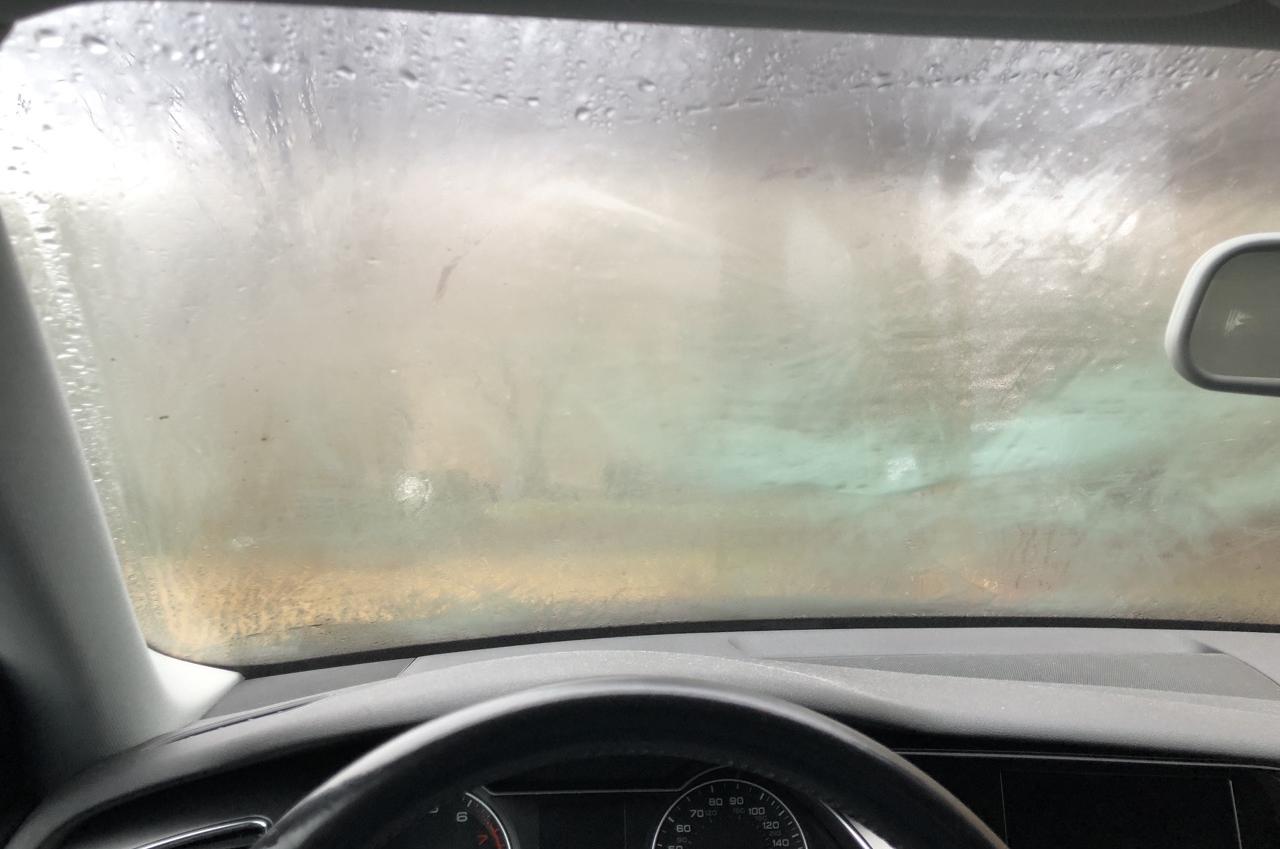 Cum dezaburești şi dezgheţi geamul mașinii foarte repede