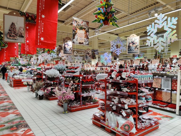Program magazine Crăciun 2022. Orarul supermarketurilor Carrefour, Cora, Kaufland, Auchan, Profi, Penny, Lidl și Mega Image