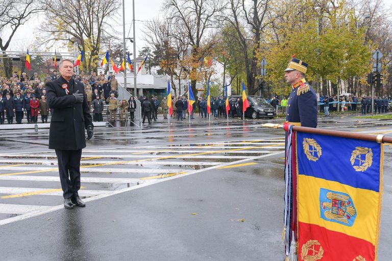 Cine este femeia care a stat lângă Klaus Iohannis la parada militară de Ziua Națională a României. Soția președintelui a lipsit