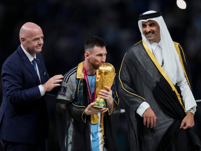De ce Messi a acceptat să poarte mantia oferită de emirul Qatarului. Ce s-ar fi întâmplat, de fapt, dacă o refuza