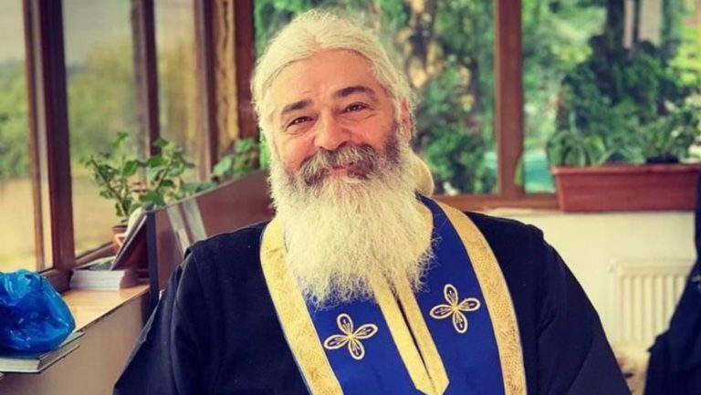 Părintele Calistrat ține din nou slujbe, după ce a fost acuzat că a lovit o enoriașă. „Și-a ispășit pedeapsa!”