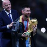Ce semnificație are mantia cu care Messi a fost îmbrăcat de emirul Qatarului