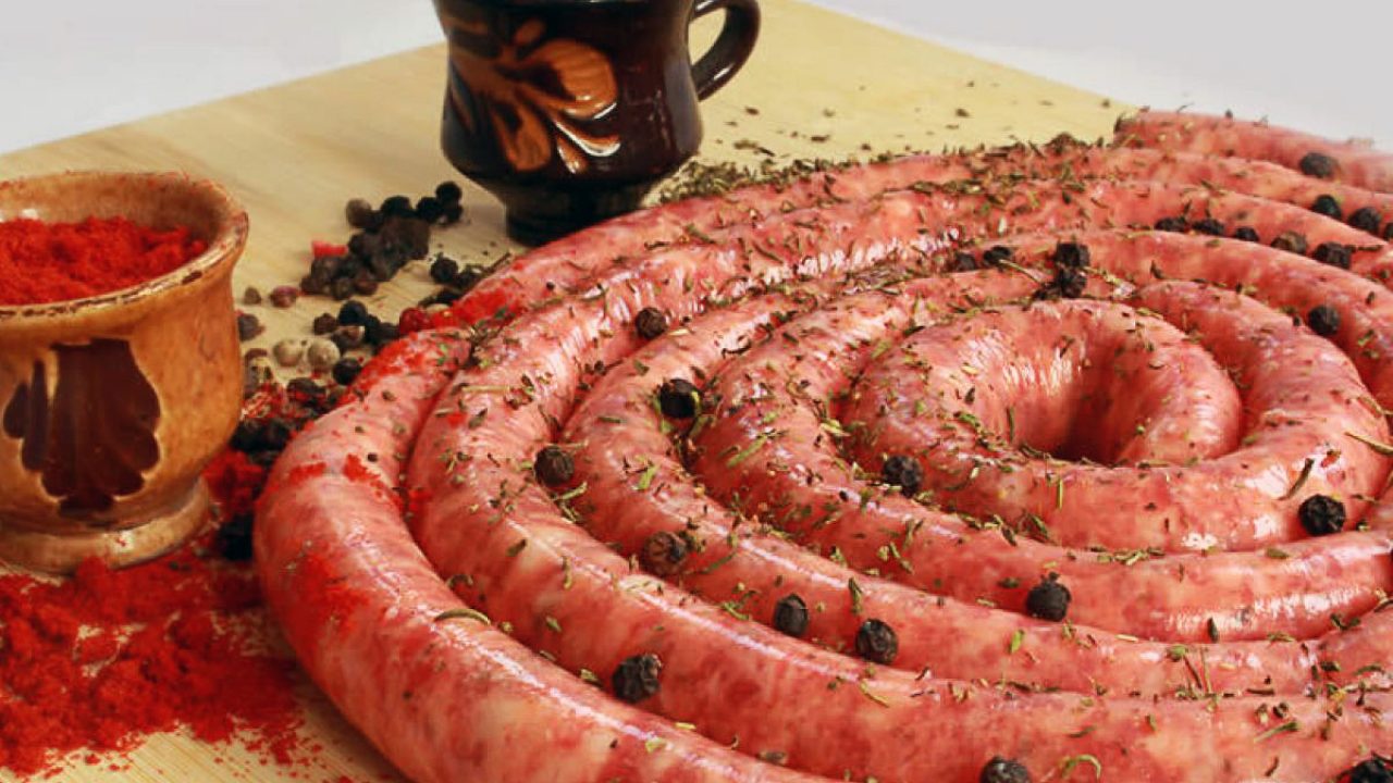 Câtă sare se pune la un kg de carne pentru cârnați