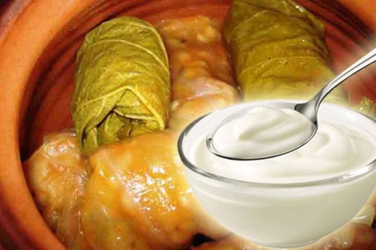 De ce să pui două linguri de smântână în apa în care fierbi sarmalele. Trucul secret al bucătarilor, îl vei folosi mereu
