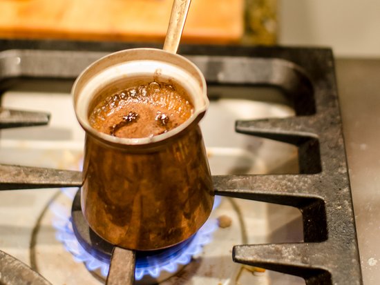 Așa faci cea mai bună cafea la ibric. Câte linguri de cafea trebuie să pui, de fapt