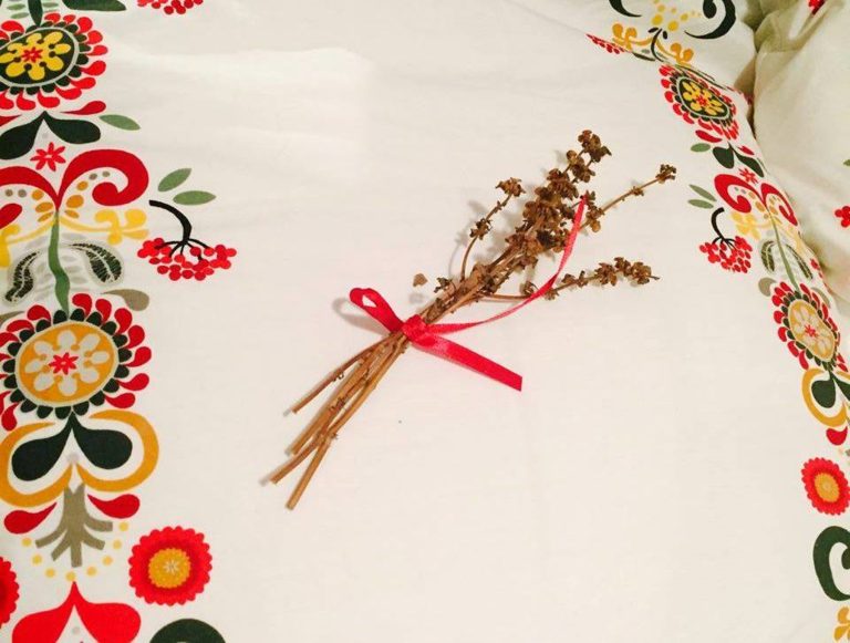 Când se pune busuioc sub pernă în 2023. Boboteaza, prima sărbătoare în care fetele nemăritate își pot visa ursitul