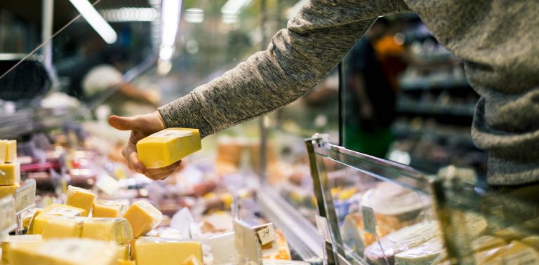 Ce conține de fapt cașcavalul din supermarketuri. Nu îl cumpăra dacă apare acest ingredient pe etichetă