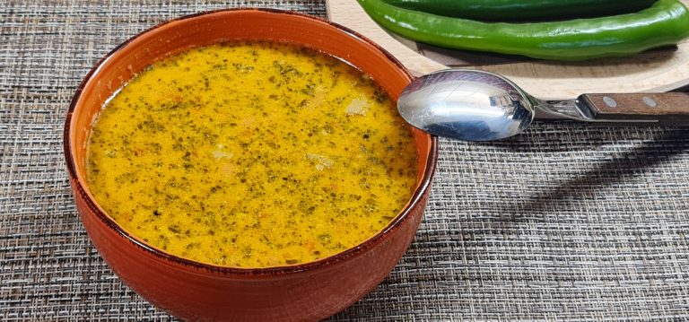 Ciorbă acră de cartofi cu șuncă afumată. Când se adaugă, de fapt, borșul. Iese delicioasă așa