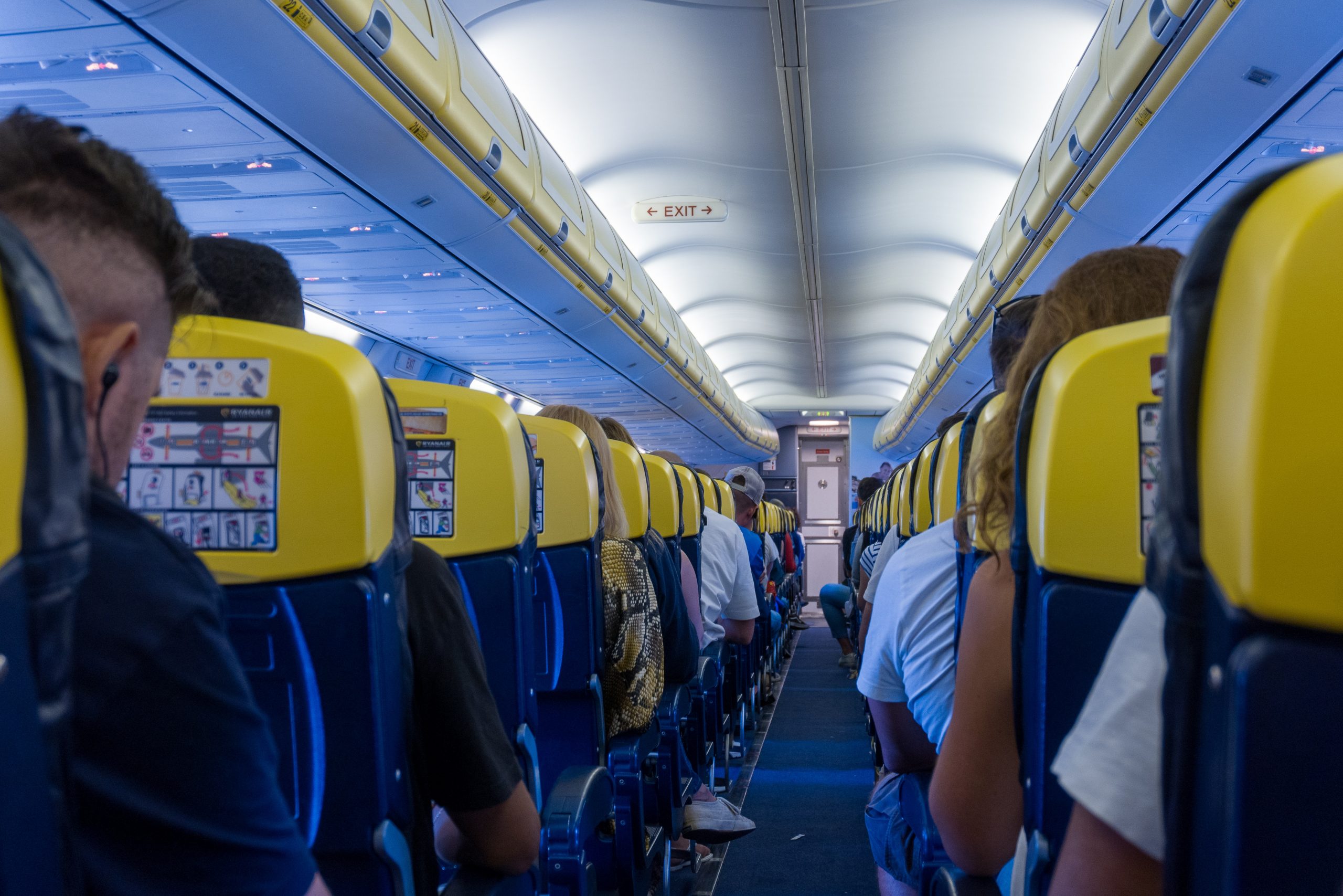Butonul de la scaunele de avion care îți oferă mai mult spațiu