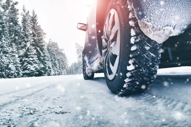 Greșeala uriașă pe care nu trebuie să o faci când conduci pe zăpadă. Riscul este uriaș, mulți șoferi nici nu se gândesc la asta