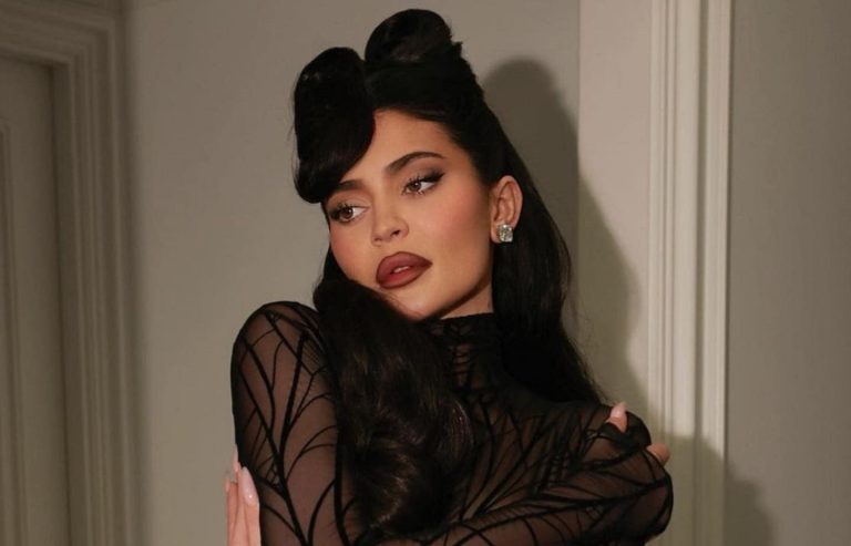 Kylie Jenner, ținută spectaculoasă la Săptămâna Modei de la Paris. A purtat pe umăr un cap de leu. FOTO