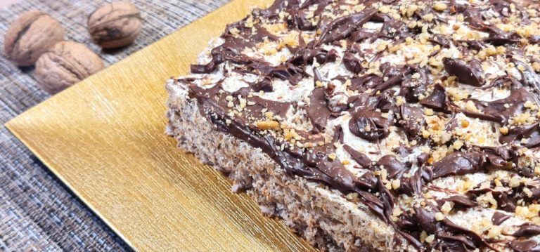 Prăjitură fină cu cremă de nuci și unt. Are un gust deosebit. Vei cuceri pe toată lumea cu acest desert