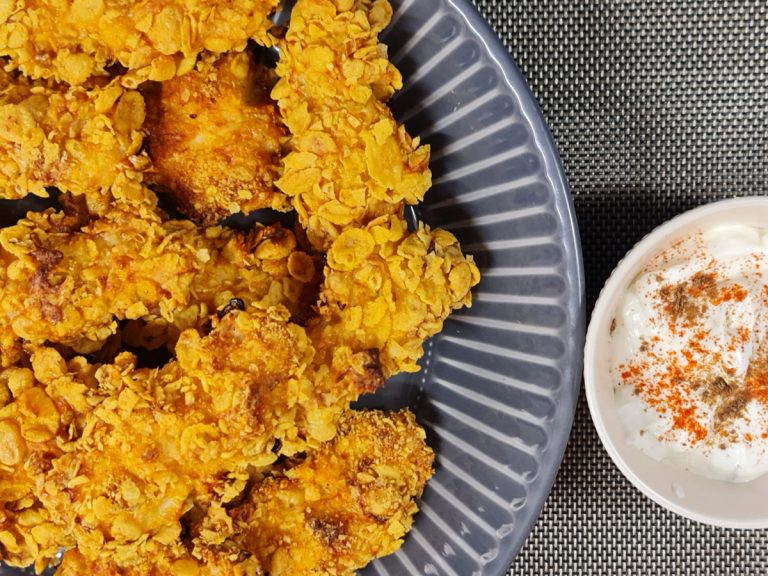 Fâșii de pui crocant marinat în sos de iaurt. Trucul secret pentru a ieși fragede la interior și crocante la exterior