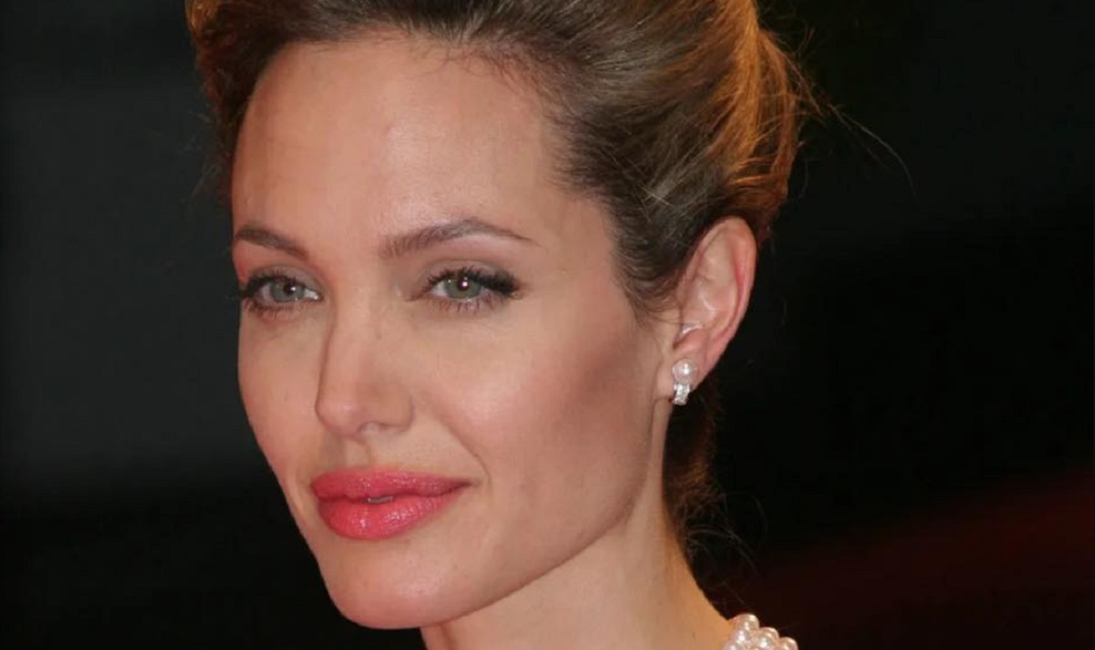 Produsul folosit de Angelina Jolie pentru ten