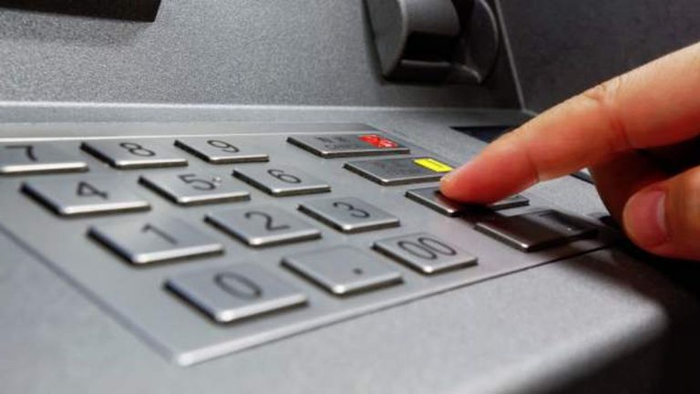 Ce poți să faci dacă ți se blochează cardul în bancomat. Greșeala majoră de evitat