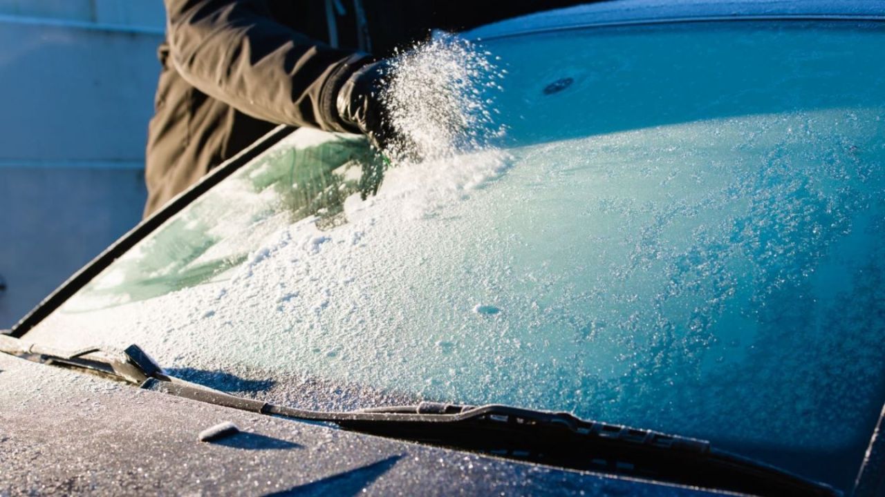 Cum dezgheţi rapid parbrizul maşinii