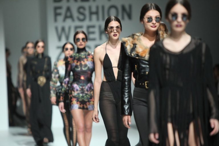 Avantajele și dezavantajele meseriei de model. Prin ce chinuri trec de fapt: „Mulți ziceau că modelele sunt umerașe mergătoare” VIDEO EXCLUSIV