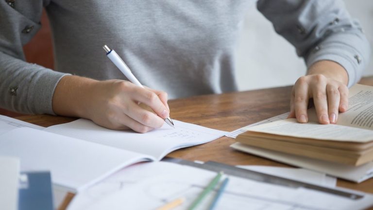 Când sunt simulările pentru Evaluarea Națională 2023. Ce schimbări apar în programă